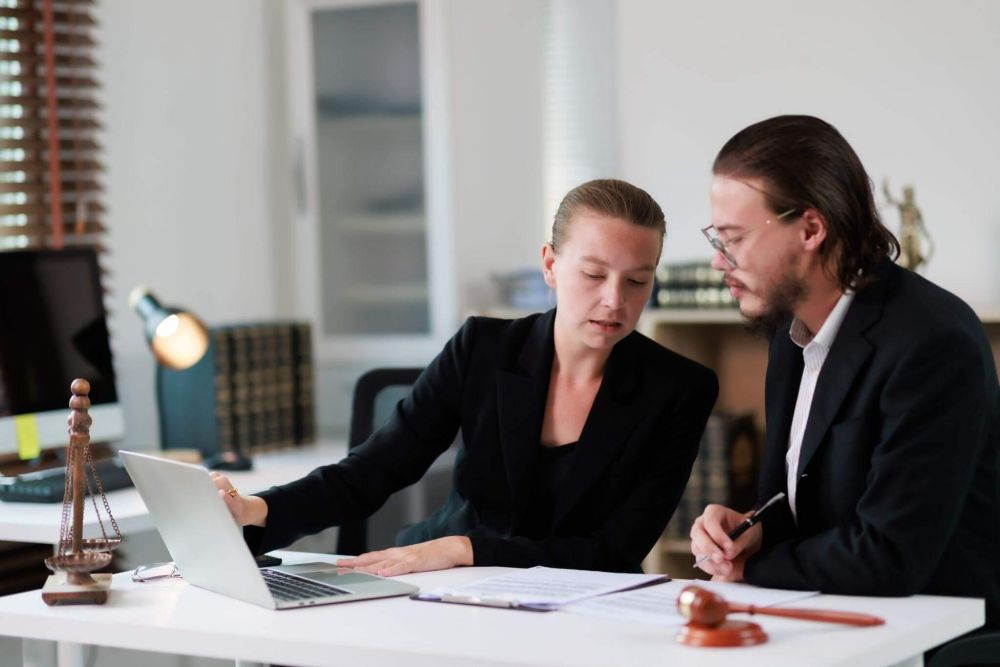 Hombre y mujer revisando una laptop en