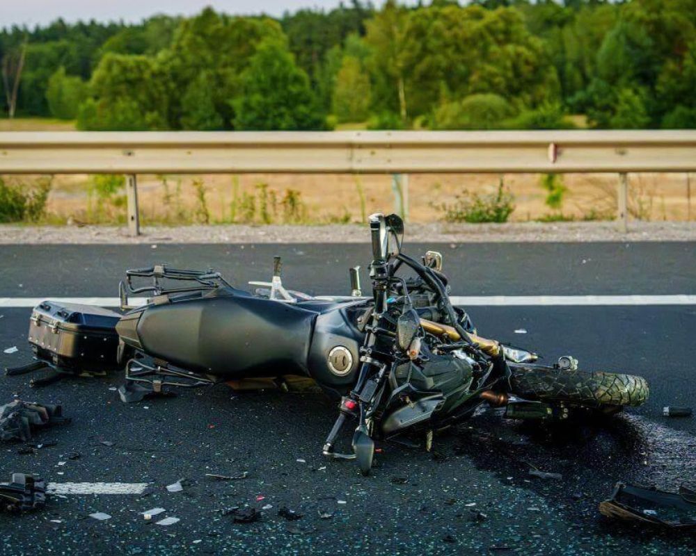 Motocicleta volcada en la carretera tras