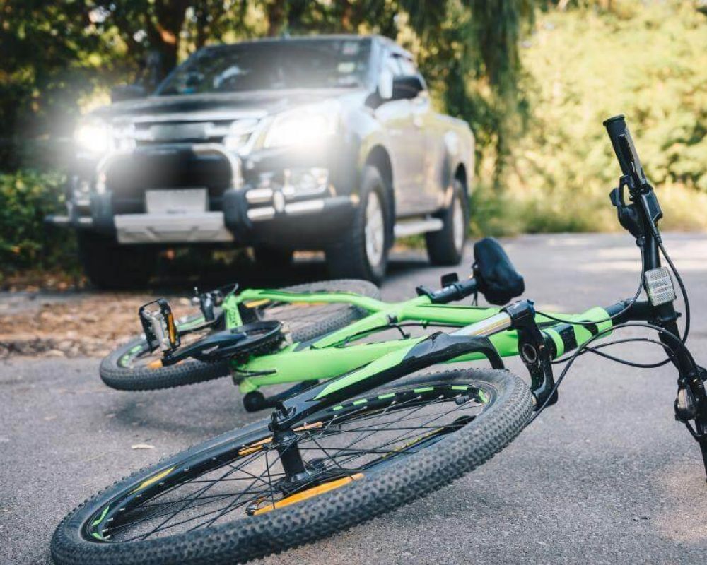 Bicicleta verde estacionada en la carretera en