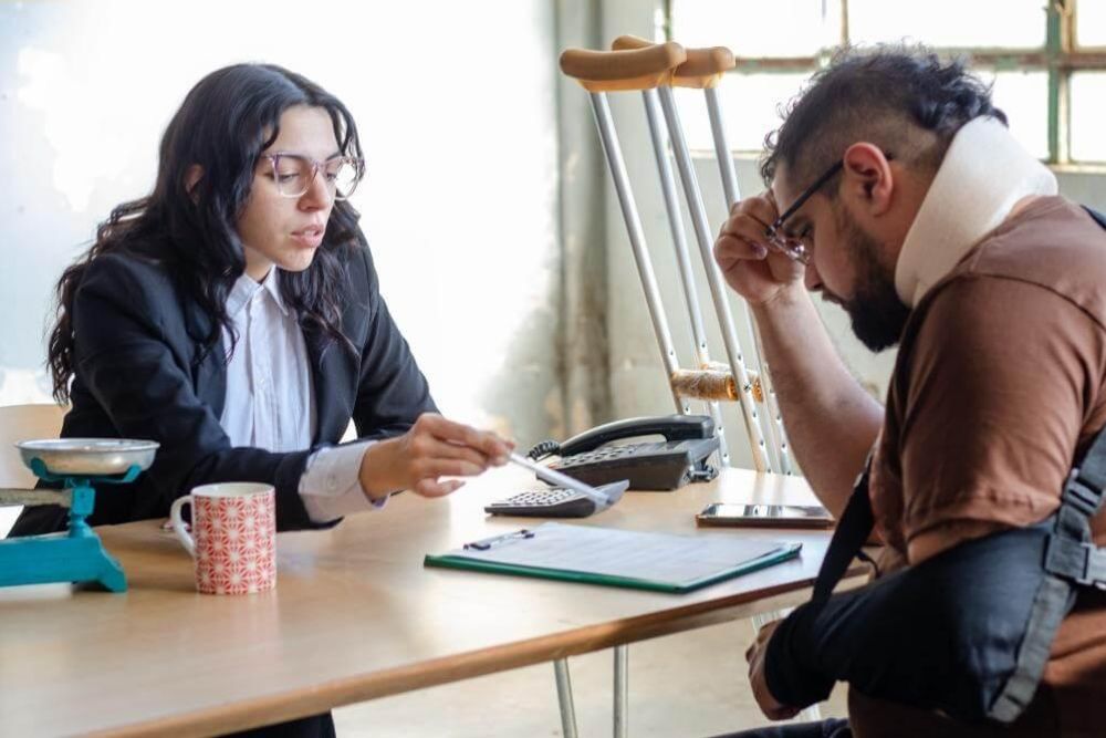 Hombre y mujer sentados en una mesa discuti