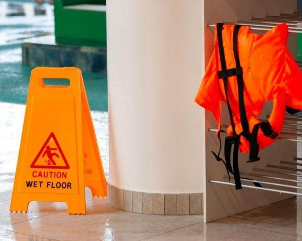 Señal de piso mojado junto a