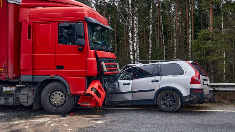 Camión y automóvil involucrados en un accidente de tránsito.