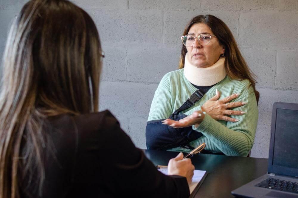 Dos mujeres conversando en una mesa,